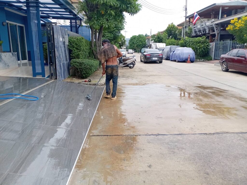 ล้างบ้านให้ด้วย หลังทำงานเสร็จเรียบร้อย